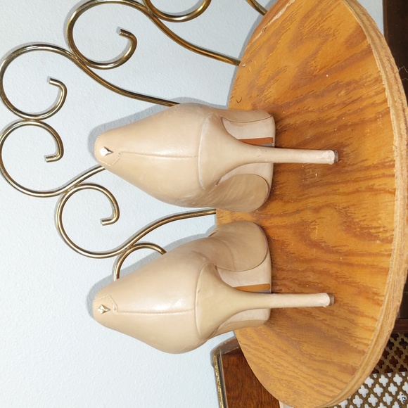 Pointed Toe Pumps - Picture 2 of 12